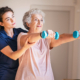 Exercice de rééducation à domicile pour le maintien de l’autonomie des patients