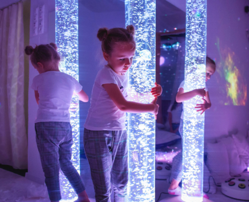Enfants participant à une séance Snoezelen en ergothérapie dans un espace sensoriel